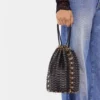 Geantă reversibilă tip bucket din piele