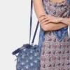 Geantă tip sac din rafie albastră denim Geantă tip sac din rafie albastră denim