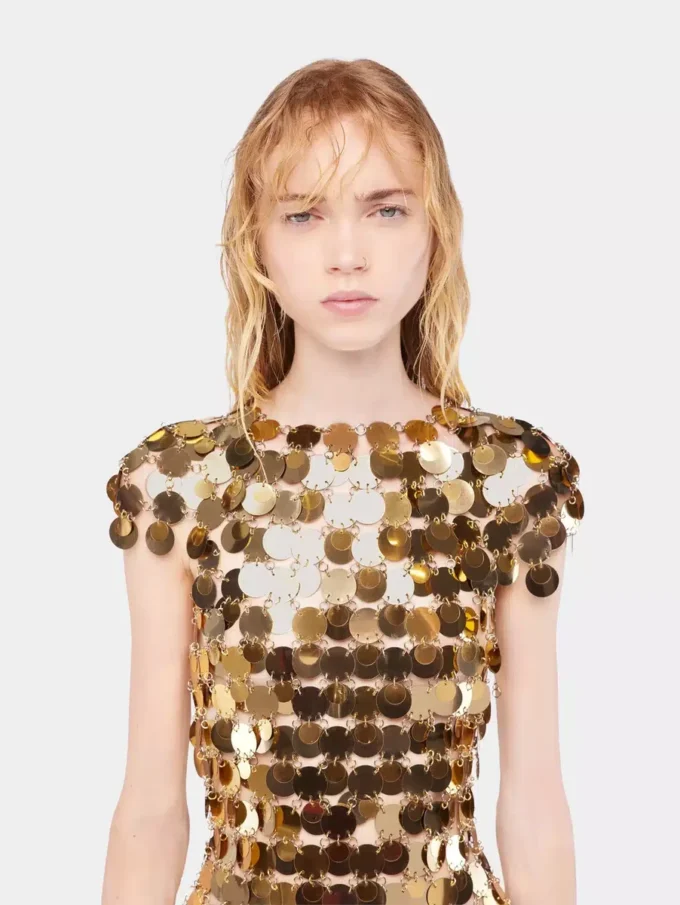 Rochia iconică Sparkle din discuri aurii