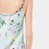 Rochie cu imprimeu floral și detalii cu lanțuri