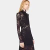 Rochie lungă din dantelă cu detalii decupate