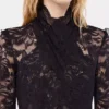 Rochie lungă din dantelă cu detalii decupate
