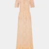 Rochie lungă din dantelă de culoarea rafiei
