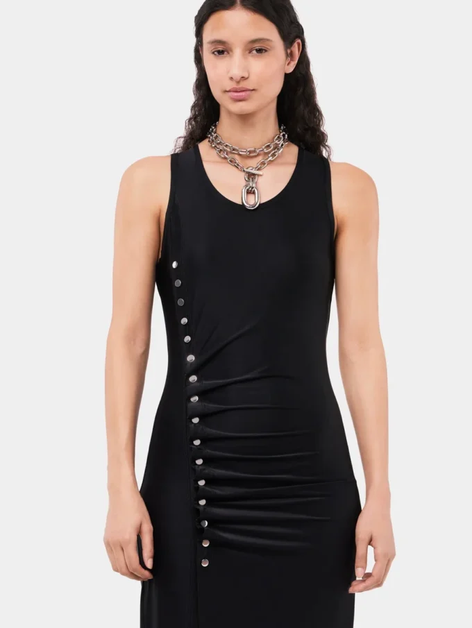 Rochie neagră fără mâneci, drapată, cu nasturi