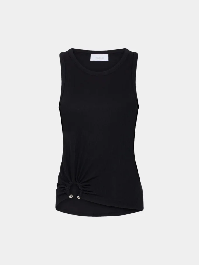 Top negru cu detaliu piercing caracteristic