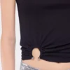 Top negru cu detaliu piercing caracteristic