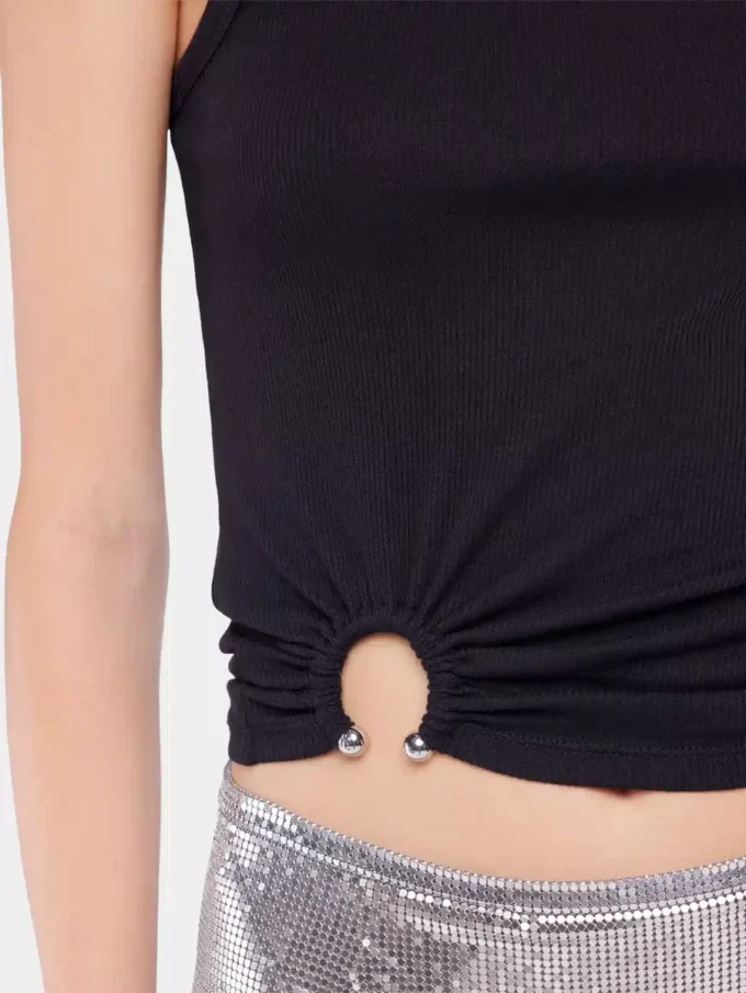 Top negru cu detaliu piercing caracteristic