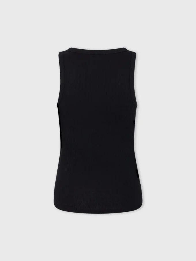 Top negru cu detaliu piercing caracteristic