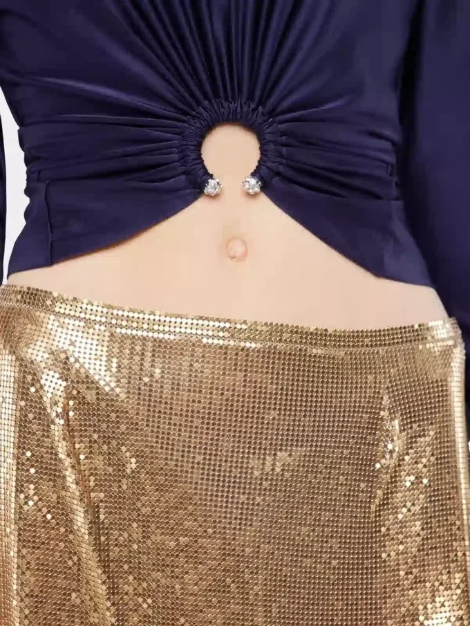 Top scurt cu detaliu piercing