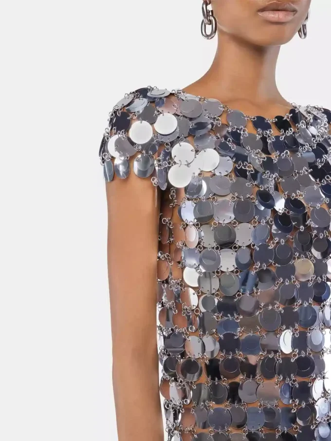 Topul iconic argintiu cu discuri Sparkle